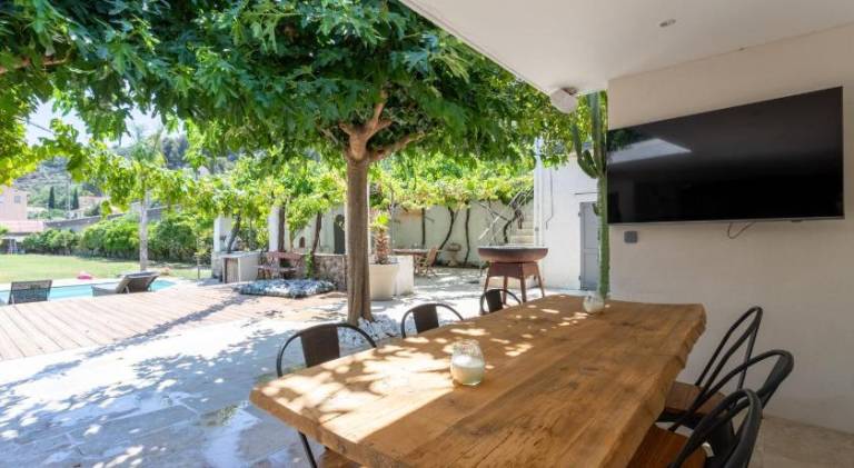 Villa with pool — photo 5
