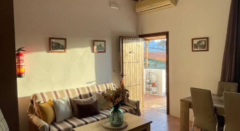 Rental apartment with patio, barbeque & private pool | Pets allowed — photo 3