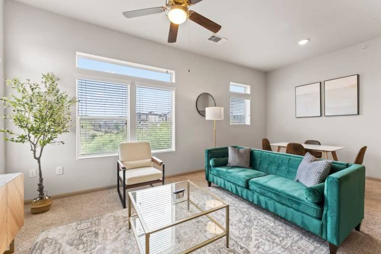 Elegant 2BR king suite fast WiFi 8 min to DT