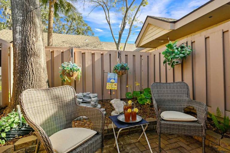 Condo with BBQ & pool — photo 4