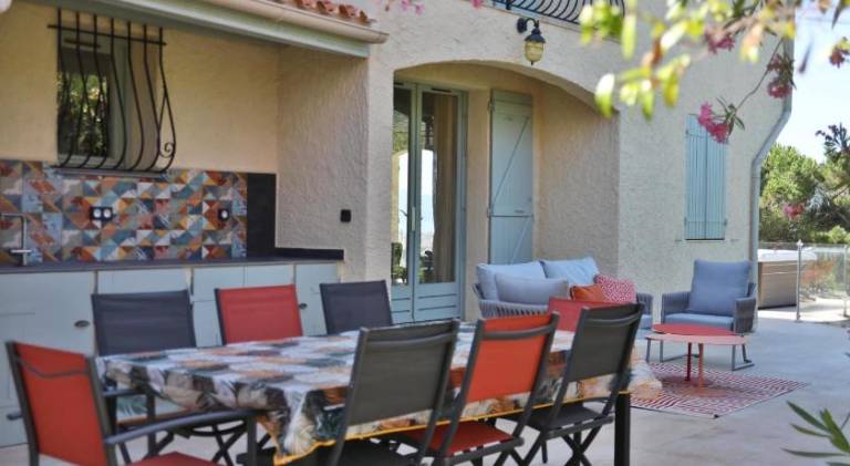 Charming villa with hot tub & pool | Dogs allowed — photo 4