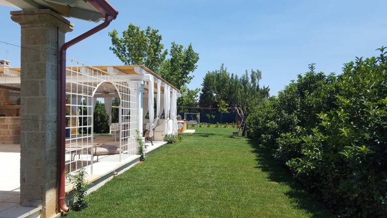 Family-friendly villa with private pool, barbeque & hot tub | Garden view | Pets are welcome — photo 3