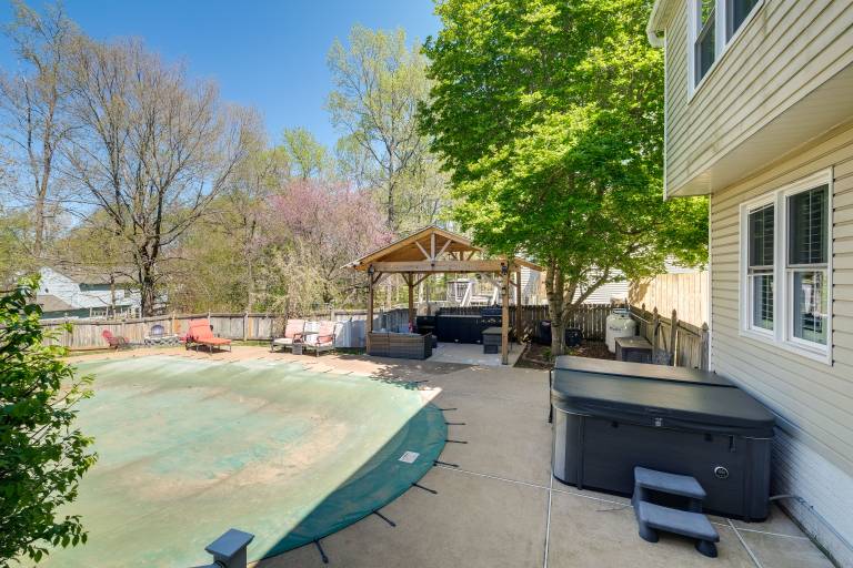 Pool, Hot Tub & Fun! Family Home Near Quantico — photo 5