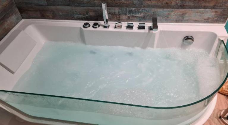 Holiday apartment with hot tub in Boulogne-sur-Mer
