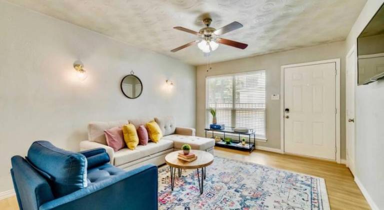 Charming rental apartment with pool | Dogs allowed in Dallas, TX