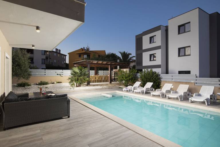 Family-friendly villa with sauna, private pool & patio | Water view | Pets allowed — photo 4