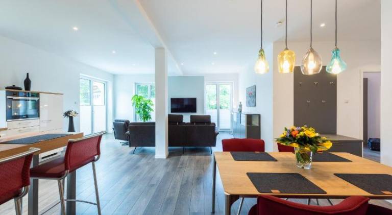 Rental apartment with terrace & yard — photo 2