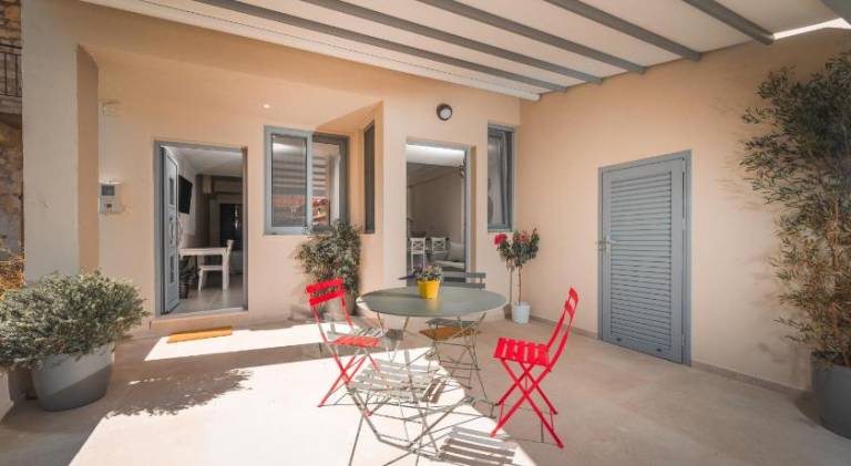 Apartment with patio — photo 3