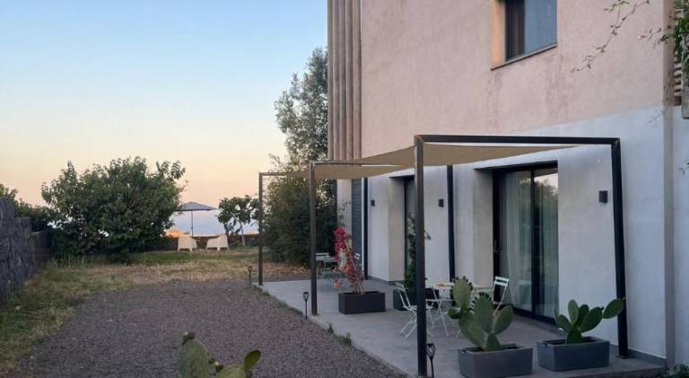 Apartment with yard & patio — photo 4