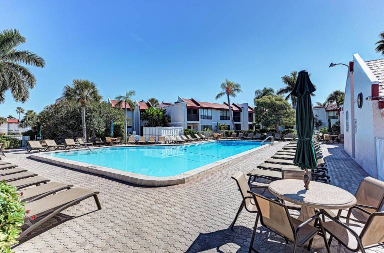 Child-friendly wonderful condo with private pool, barbecue & yard | Golf view | Next to the beach | Pets are welcome — photo 3