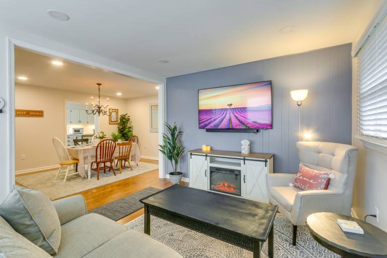 Pet Friendly Berryville Home Walk to Main Street