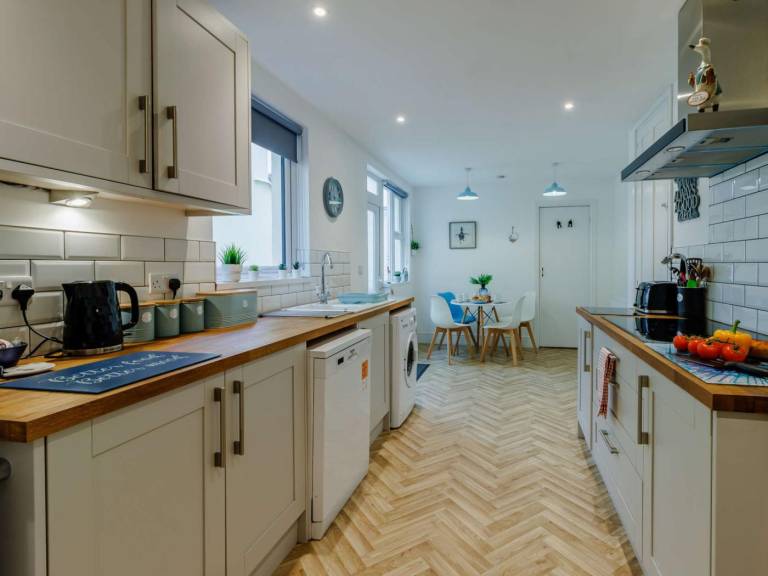 Fully equipped charming cottage with yard & BBQ | Pets are welcome in Paignton