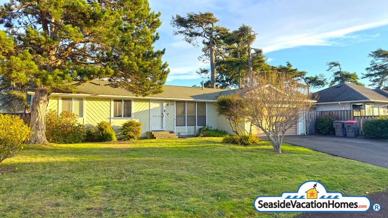 Vacation home with fast internet, yard & hot tub in Seaside, OR