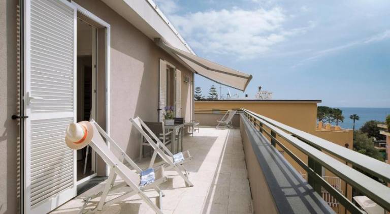 Serviced apartment with terrace — photo 4