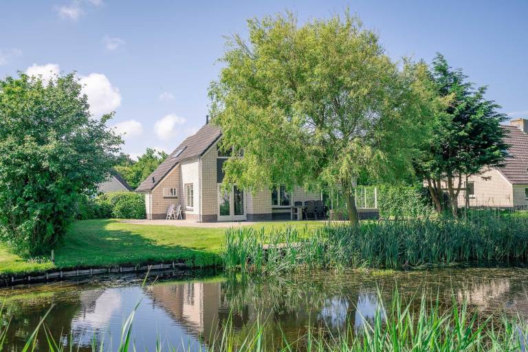 Ferienhaus mit Terrasse, Garten und Whirlpool