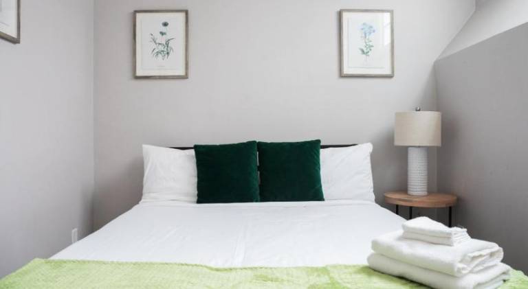 Perfect Traveling Nurse Housing in Theatre District in Cambridge, ON
