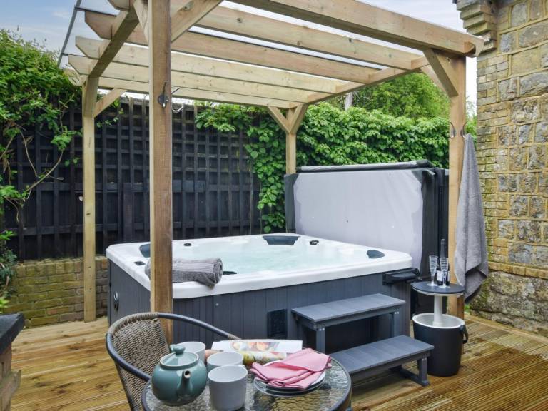 Cottage with hot tub, garden & barbeque — photo 5