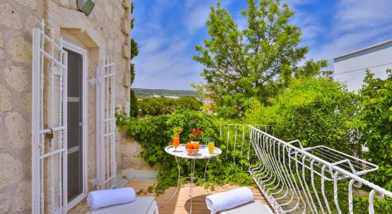 Villa with pool — photo 4