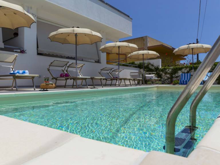 Holiday apartment with barbecue, pool & yard — photo 3