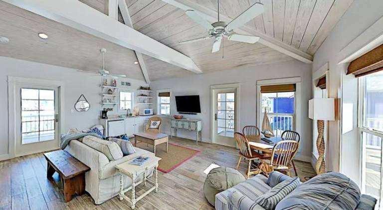 Ample house with pool & hot tub | Close to the beach | Pets are welcome — photo 2