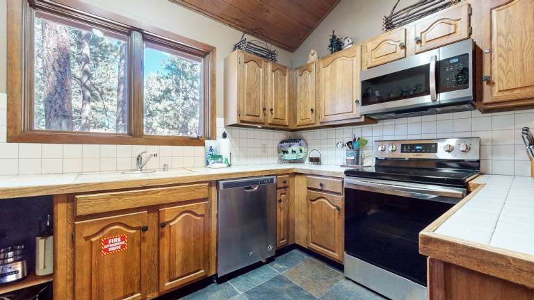 Family-friendly condo with pool, sauna & BBQ | Mountain view | Pets are welcome — photo 2