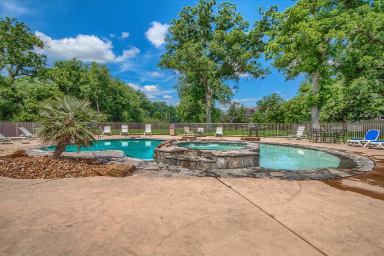 Condo with barbecue, pool & hot tub — photo 3