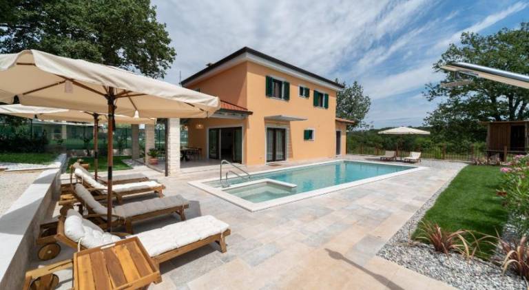 Child-friendly villa with garden, BBQ & pool | Suitable for remote work | Pets allowed — photo 3