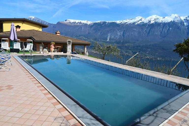 Rental apartment with yard, pool & BBQ — photo 2