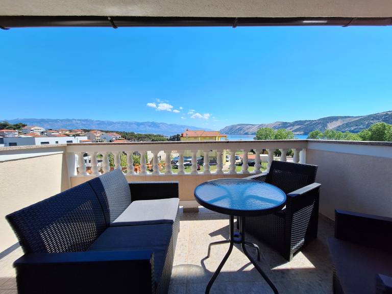 Apartment with barbecue & terrace | Sea view in Rab