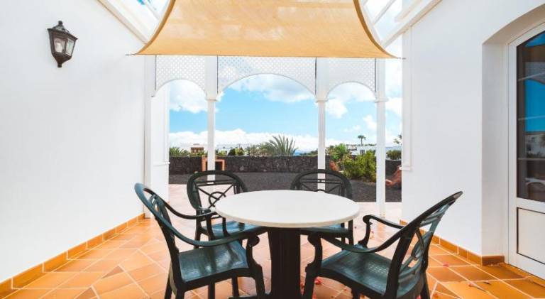 Serviced apartment with yard, pool & patio — photo 4