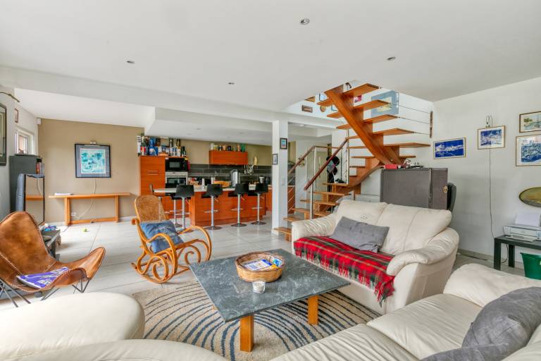 Child-friendly ample vacation home with yard, grill & patio | City view | Pets allowed — photo 4