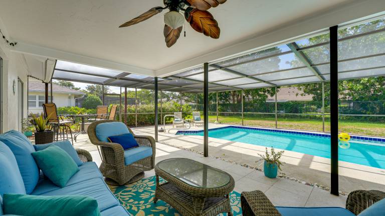 Vacation home with barbecue, yard & private pool — photo 3
