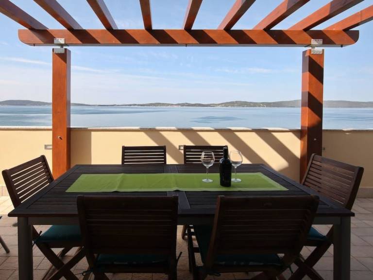 Rental apartment with yard, barbeque & terrace — photo 3