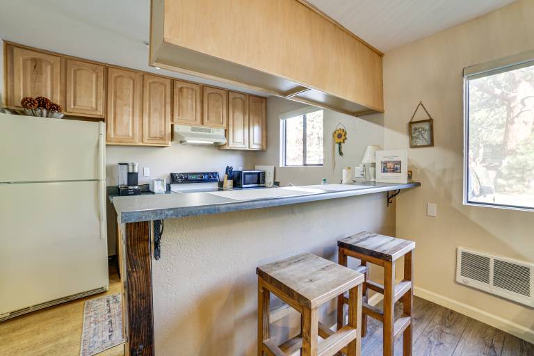 Cozy Mammoth Lakes Studio: 5 Mi to Ski Slopes — photo 2