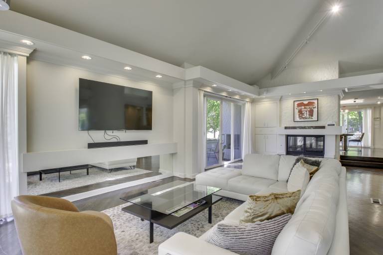 1 Mi to OU! Group Getaway w/ Game Room, Pool — photo 2