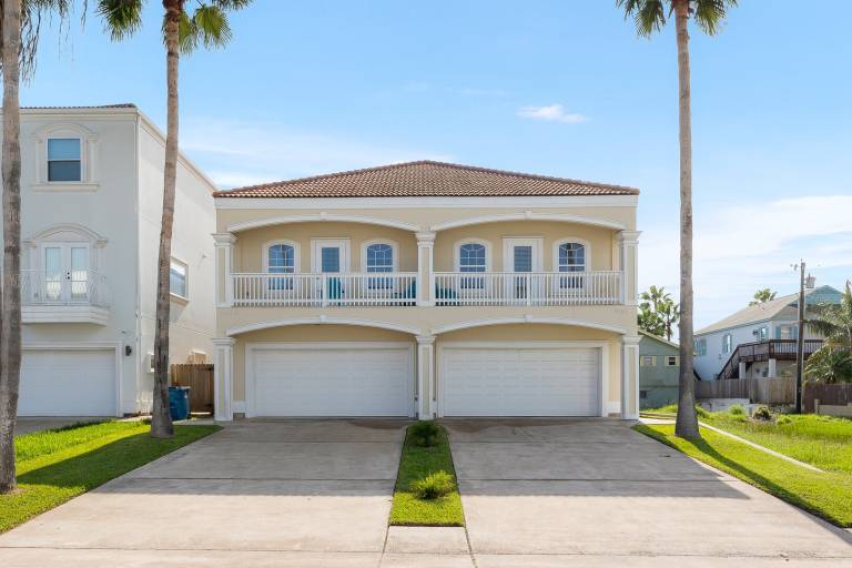Family-oriented house with yard | Next to the beach | Dogs allowed in South Padre Island, TX