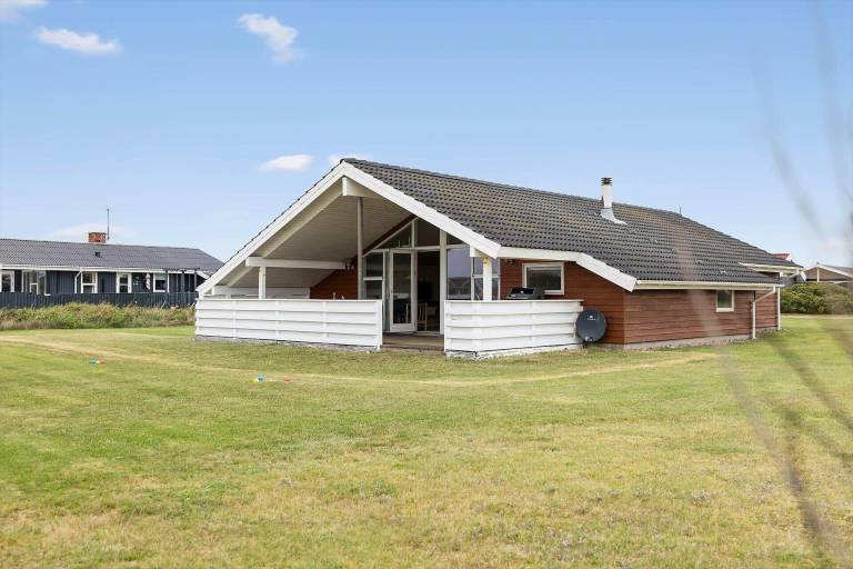 Vacation home with patio, barbecue & hot tub in Harboore