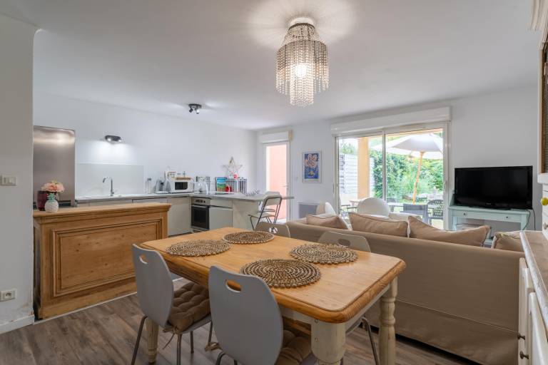 Apartment 'Un Temps Pour Soi' with Private Terrace, Private Garden and Wi-Fi in L'Isle-sur-la-Sorgue