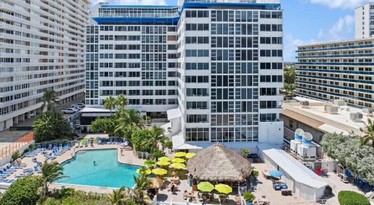 Beach Front 2 Bed Condo - Pool & Tiki Bar — photo 2