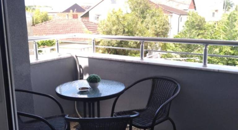 Apartment with patio, barbeque & yard — photo 5