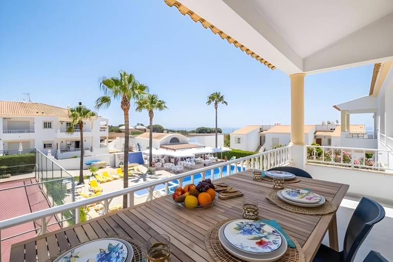 Holiday apartment with pool & yard in Albufeira