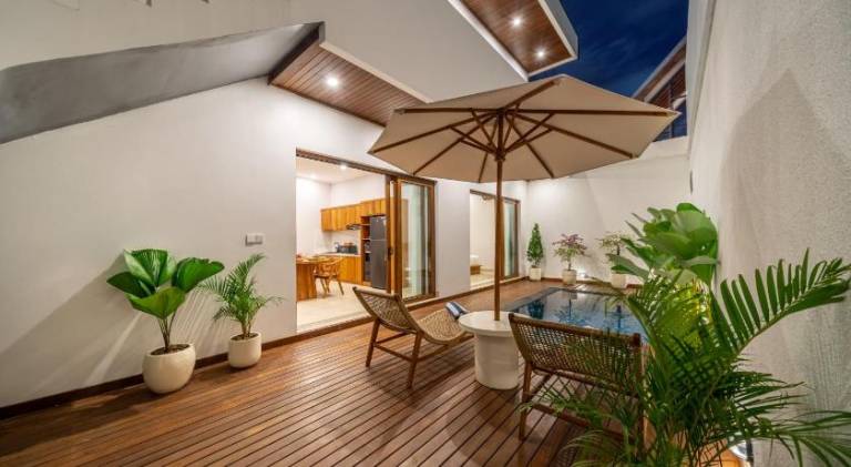 Villa with pool — photo 4