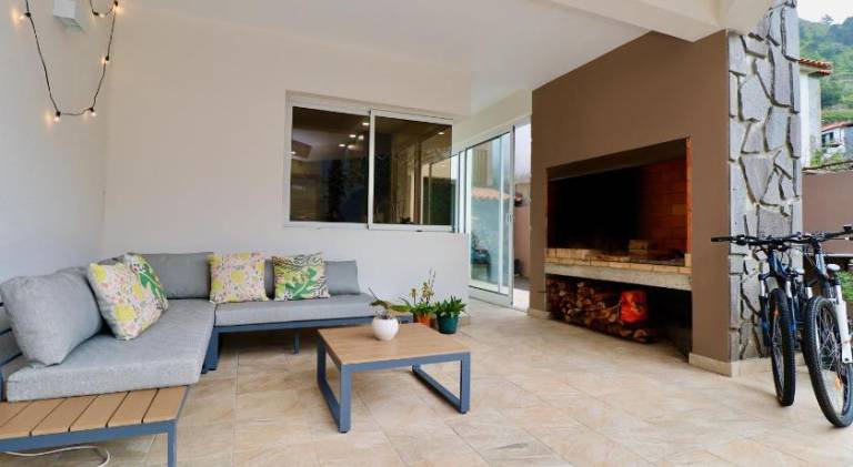 Villa with yard, barbecue & patio — photo 5