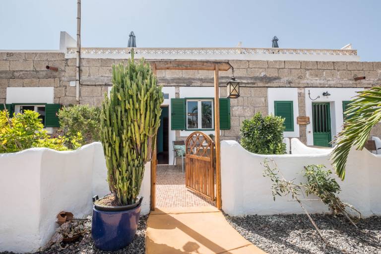 Traditional Holiday Home "Casa Drago" in Alcalá with Sea Access, Terrace and Garden — photo 2