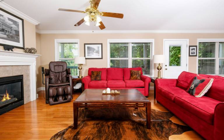 Vacation home with BBQ, hot tub & yard | Mountain view — photo 5
