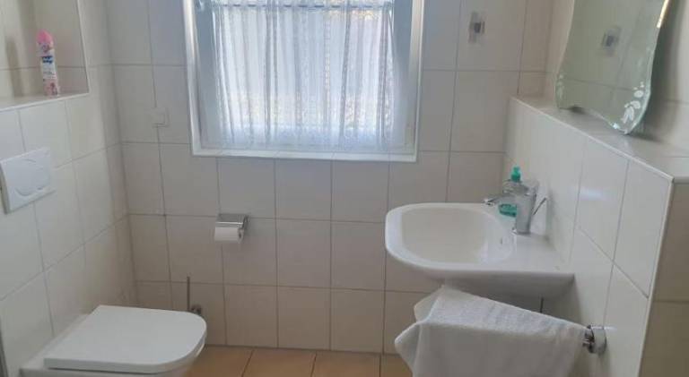 Sonniges Zimmer im Einfamilienhaus — photo 5