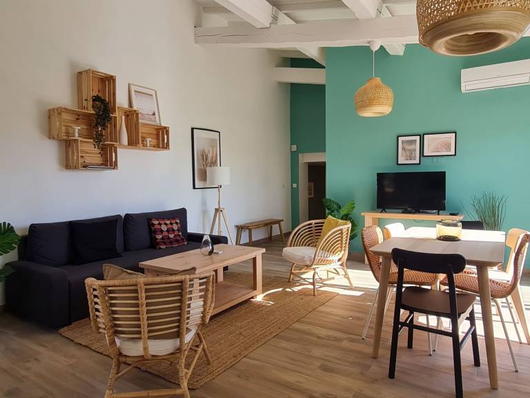 Vacation home with barbecue, heated pool & terrace — photo 2