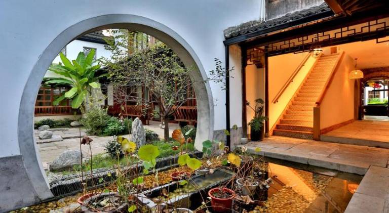 Serviced apartment with garden & patio — photo 4