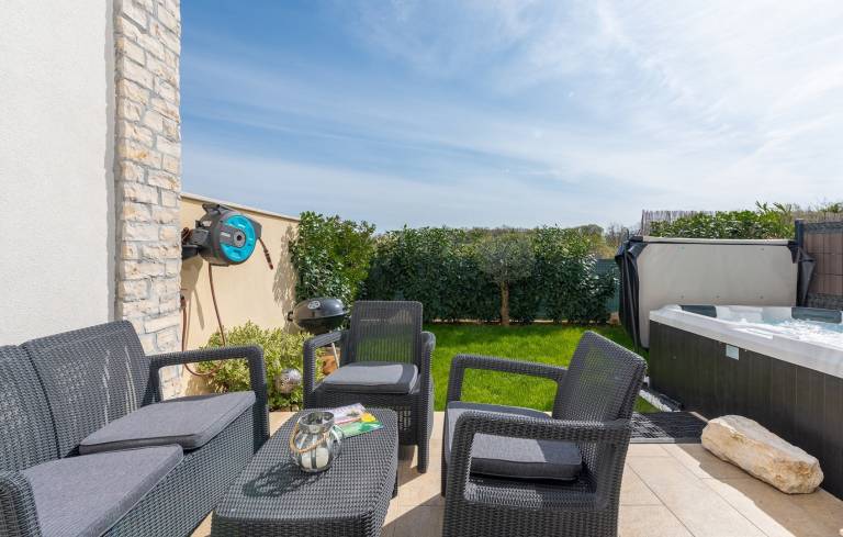 House with garden, jacuzzi & terrace — photo 2