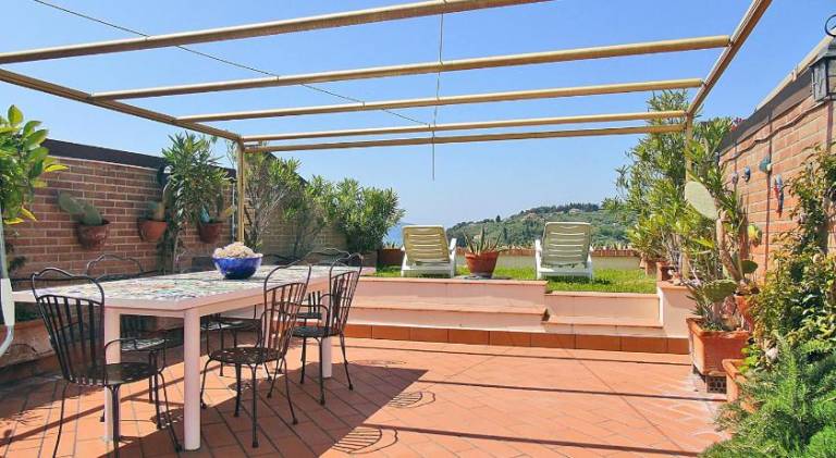 Rental apartment with pool in Arcola
